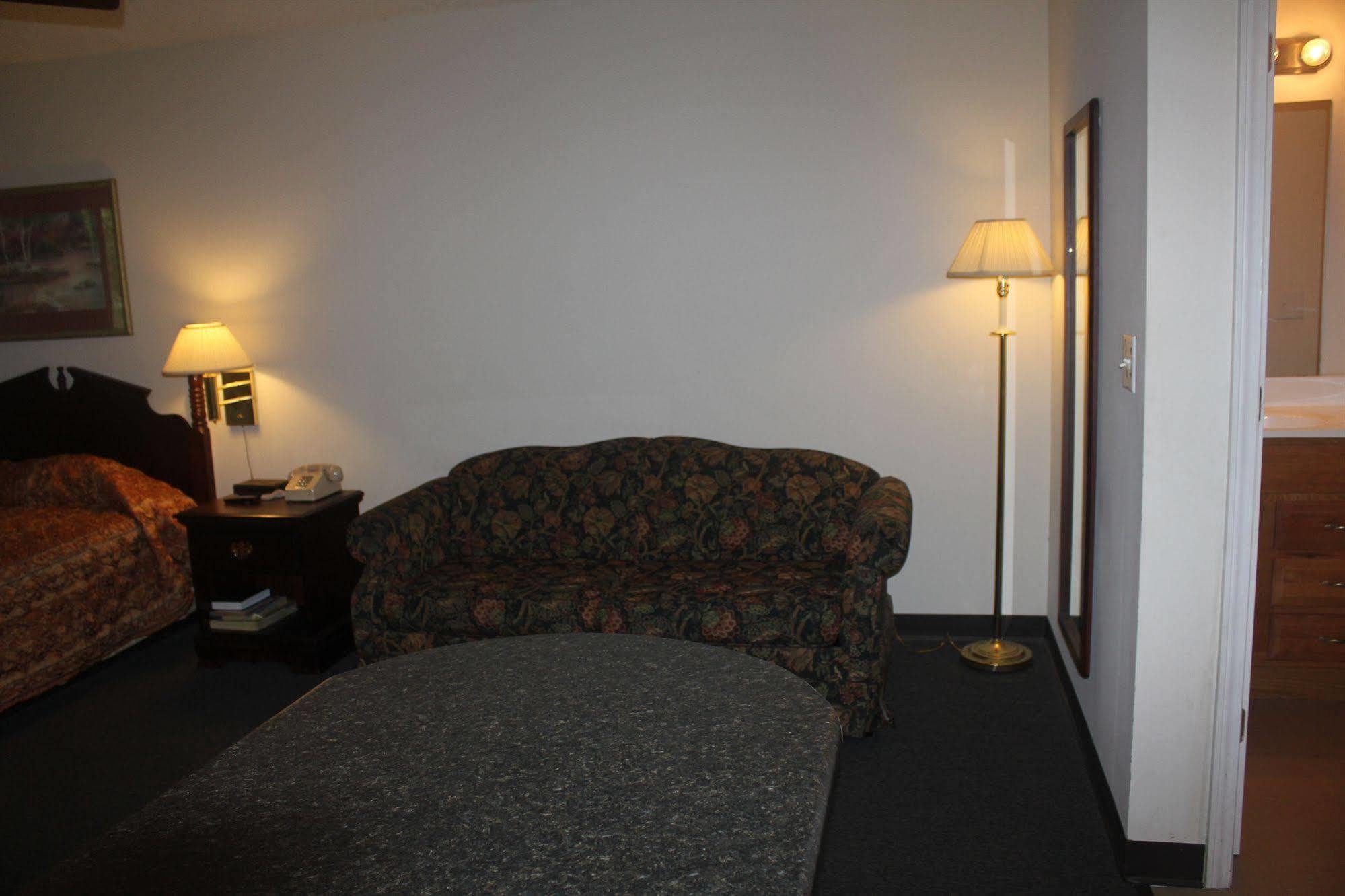 High Falls Inn & Suites Bagian luar foto