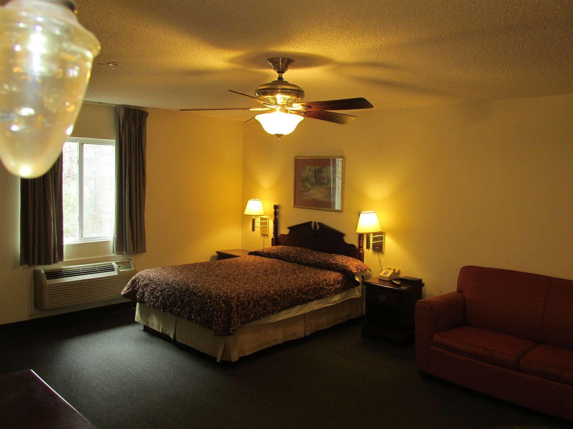 High Falls Inn & Suites Bagian luar foto