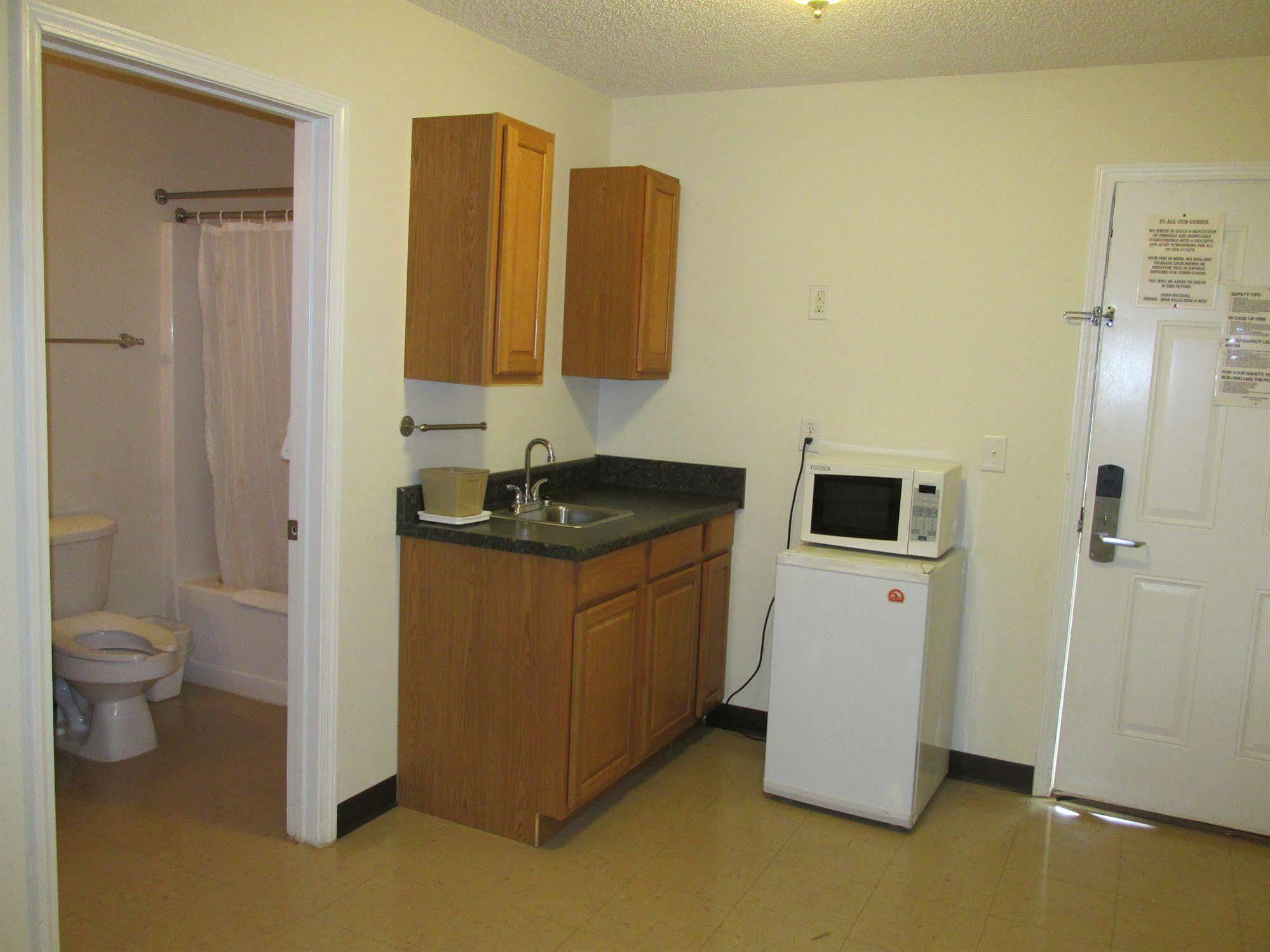 High Falls Inn & Suites Bagian luar foto