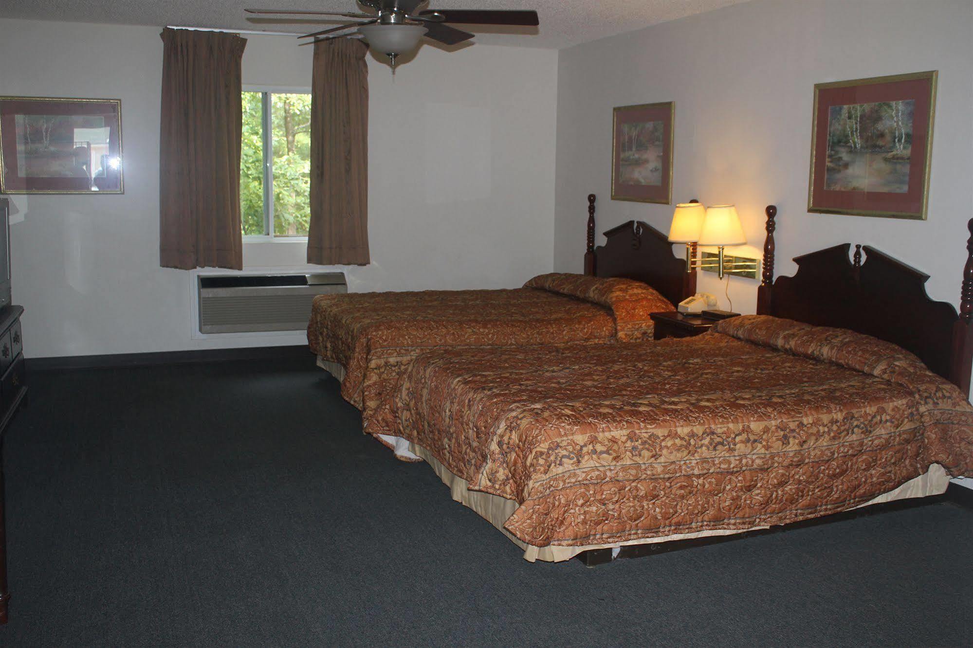 High Falls Inn & Suites Bagian luar foto